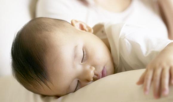 tư thế ngủ của trẻ, chăm sóc trẻ đúng cách, lưu ý khi chăm sóc trẻ