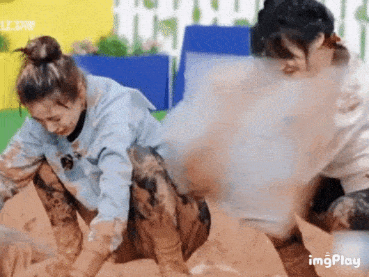 Sau xích mích vì bị hậu bối nhổ bùn vào mặt, Angelababy lại đụng hàng với Tống Vũ Kỳ trong show, 'chặt đẹp' đàn em kém 11 tuổi 13 angelababy, keep running, tống vũ kỳ