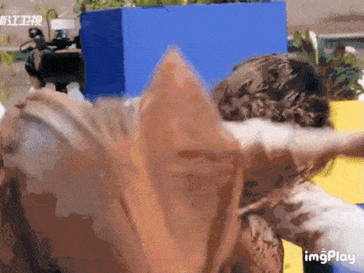 Sau xích mích vì bị hậu bối nhổ bùn vào mặt, Angelababy lại đụng hàng với Tống Vũ Kỳ trong show, 'chặt đẹp' đàn em kém 11 tuổi 14 angelababy, keep running, tống vũ kỳ