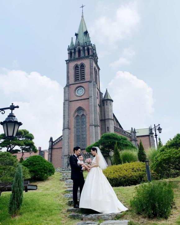 Mỹ nhân ‘Cô dâu vàng’ Lee Young Ae lần đầu hé lộ con trai đầu lòng trong đám cưới ngọt ngào