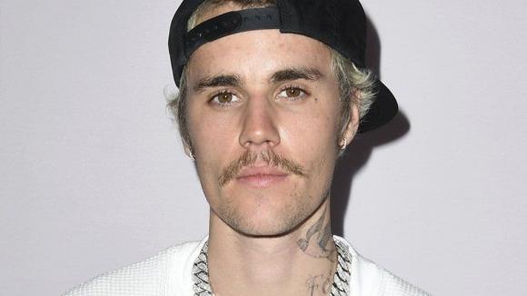 Justin Bieber xuống sắc vì bệnh hiếm gặp ảnh hưởng đến não và da