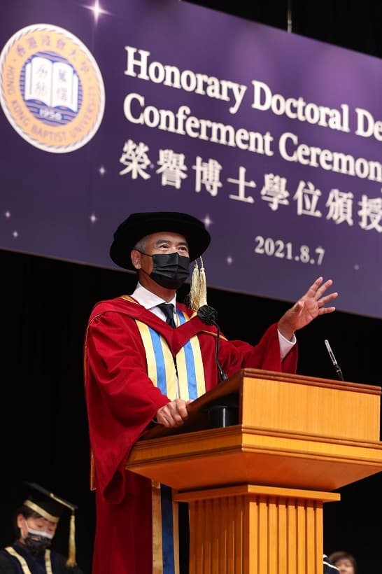 Châu Nhuận Phát nhận bằng Tiến sĩ ở tuổi 66, dáng vẻ hiện tại của tài tử ‘Bến Thượng Hải’ khiến khán giả không khỏi cảm khái