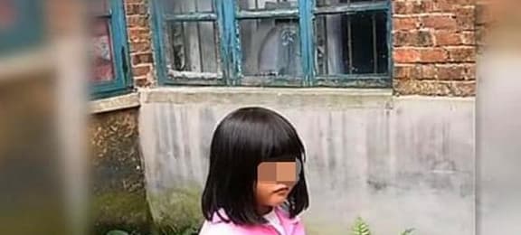 Cô con gái 5 tuổi ngày nào cũng ôm quần áo của mẹ đi chơi, câu chuyện cảm động, chăm sóc trẻ nhỏ