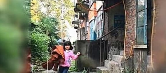 Cô con gái 5 tuổi ngày nào cũng ôm quần áo của mẹ đi chơi, câu chuyện cảm động, chăm sóc trẻ nhỏ