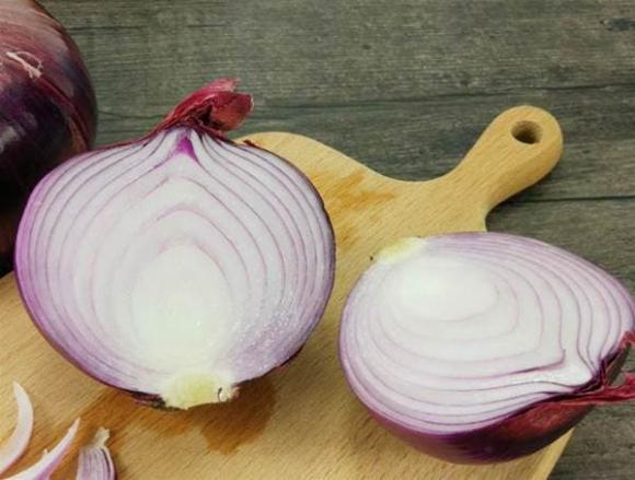 hành tây, mẹo cắt hành không cay, mẹo hay, không bị chảy nước mắt khi cắt hành tây