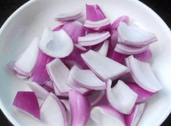 hành tây, mẹo cắt hành không cay, mẹo hay, không bị chảy nước mắt khi cắt hành tây