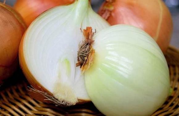 hành tây, mẹo cắt hành không cay, mẹo hay, không bị chảy nước mắt khi cắt hành tây