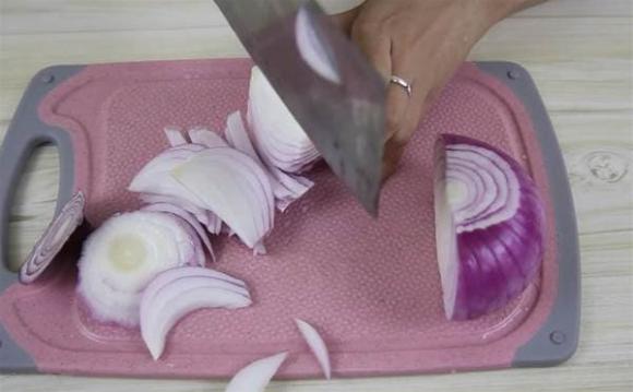 hành tây, mẹo cắt hành không cay, mẹo hay, không bị chảy nước mắt khi cắt hành tây