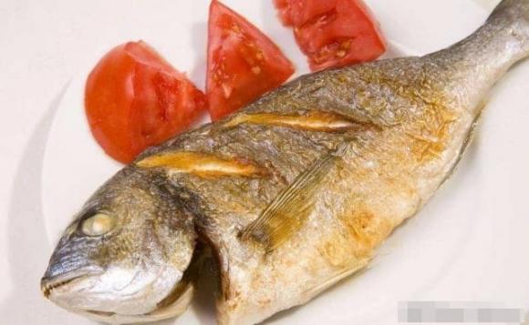 ăn cá, đoán tính cách qua cách ăn uống, ứng xử trên bàn ăn