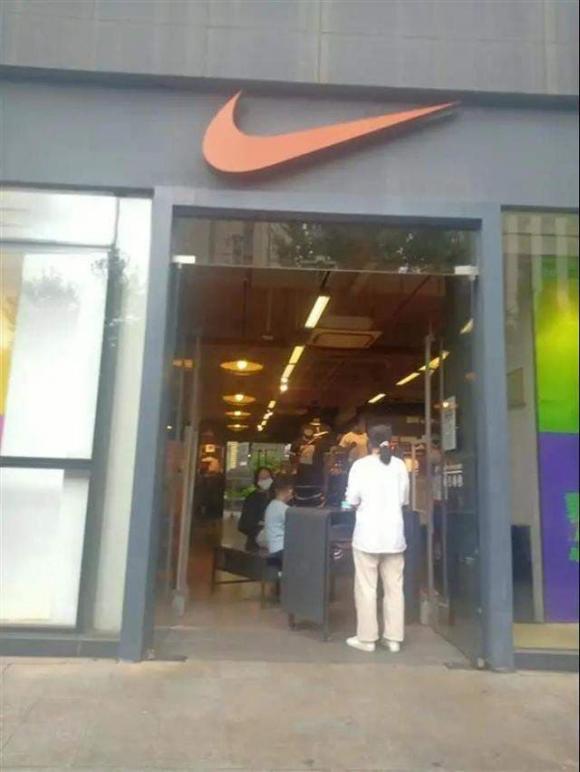 nike, nhân viên phân biệt đối xử khách hàng, tranh cãi mạng xã hội, bán hàng