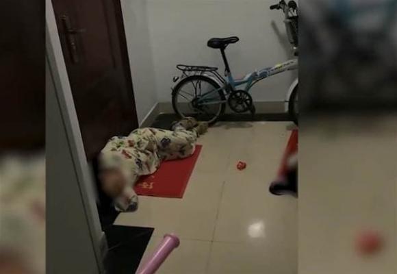 đánh bài, bố mẹ vô tâm, ngủ ngoài hành lang