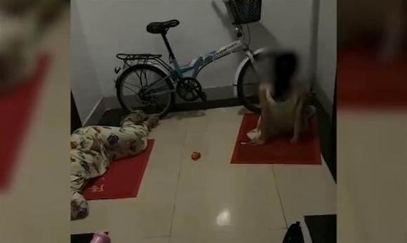 đánh bài, bố mẹ vô tâm, ngủ ngoài hành lang