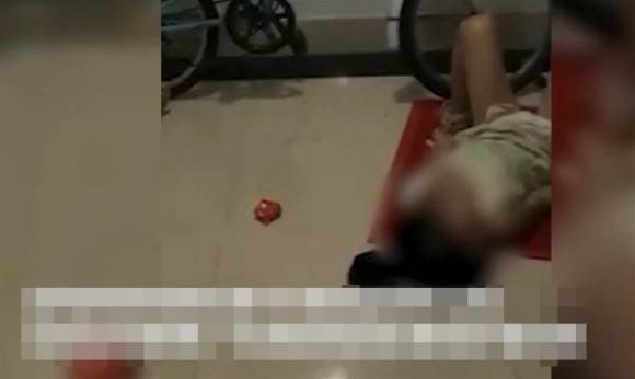 đánh bài, bố mẹ vô tâm, ngủ ngoài hành lang