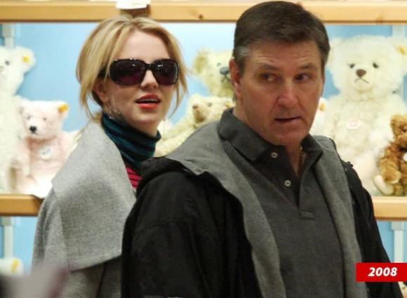 Britney Spears tố cáo bị cha ruột tống tiền trước khi từ bỏ quyền giám hộ
