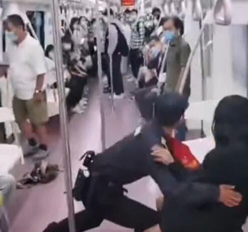 cư dân mạng, vụ việc tranh cãi, cô gái bị lôi khỏi tàu xé toạc váy áo