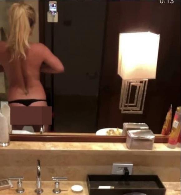Britney Spears đăng ảnh bán nude táo bạo sau khi cha ruột nộp đơn từ bỏ quyền giám hộ
