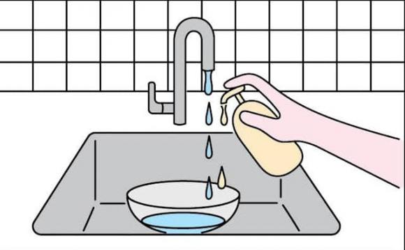 rửa bát, cách rửa bát chuẩn, nước rửa bát, đổ nước rửa bát trực tiếp lên bát bẩn