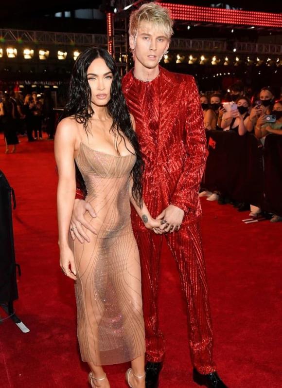 Thảm đỏ VMAs 2021: Megan Fox diện váy xuyên thấu táo bạo, Olivia Rodrigo khoe ‘ngực khủng’
