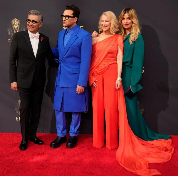 Catherine O’Hana diện thiết kế nhà mốt Công Trí lập tức lọt Top 10 ngôi sao mặc đẹp nhất tại thảm đỏ Emmy lần thứ 73