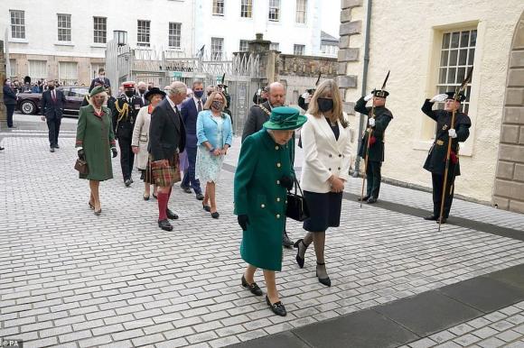 nữ hoàng anh, hoàng thân philip, harry meghan