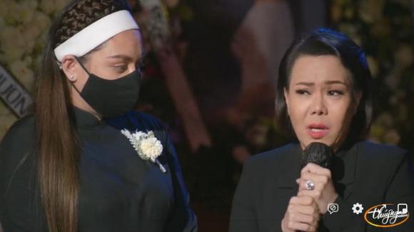 Việt Hương bật khóc nức nở khi nhắc đến cố ca sĩ Phi Nhung.