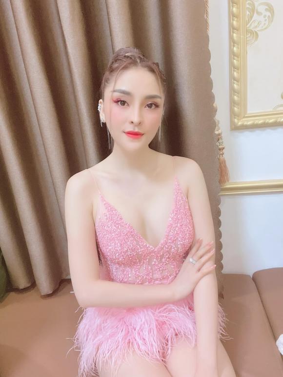 Saka Trương Tuyền, ca sĩ Lưu Hưng,  cháu gái của Kim Tiểu Long