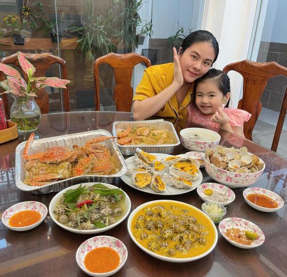 Vân Trang mang bầu lần 2, ông xã thương vợ bị nghén nặng nên bày đủ trò để dụ ăn uống