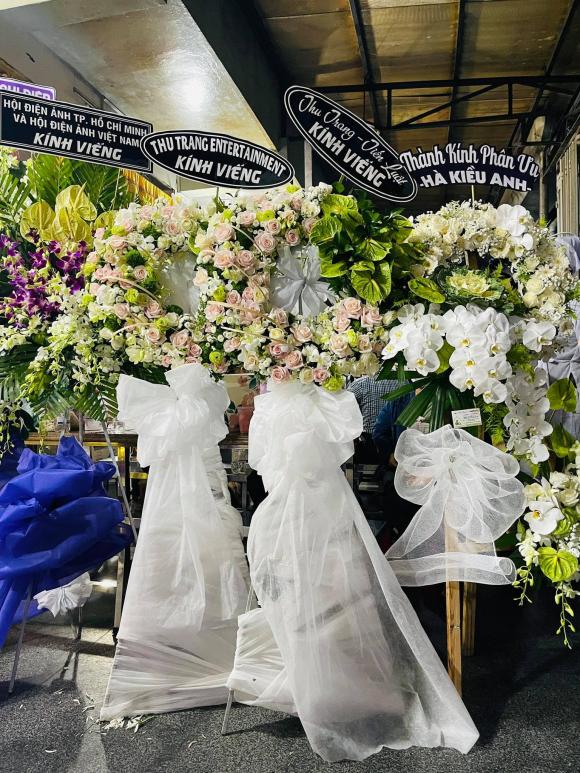 Thu Trang - Tiến Luật đã gửi vòng hoa đến chia buồn cùng gia đình.