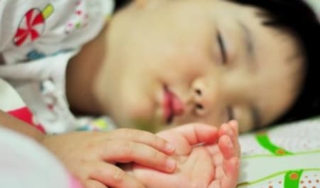chăm sóc trẻ, chăm con, độ tuổi nên ngủ riêng