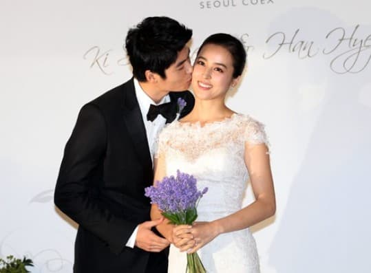 Han Hye Jin và Ki Sung Yueng tổ chức đám cưới sau vài tháng hẹn hò.
