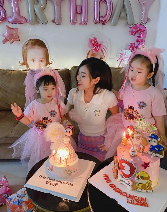 Cindy Lư và người thân trong nhà mừng sinh nhật cho bé Cún