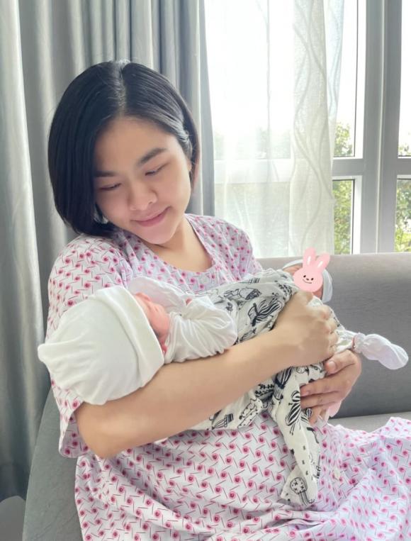 Hiện tại, sức khoẻ Vân Trang đã hồi phục, "mẹ bỉm" tươi tắn đoàn tụ 2 con sau vài tiếng được chăm sóc đặc biệt.