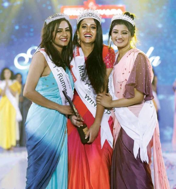 Ansi Kabeer và Anjana Shajan trong đêm chung kết Hoa hậu bang Kerala, Ấn Độ năm 2019.
