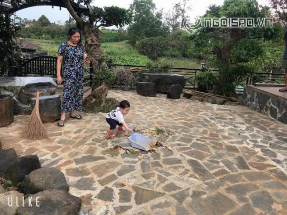 Mẹ Đặng Thu Thảo đang phụ chăm sóc hai cháu trai song sinh để con gái yên tâm đi làm