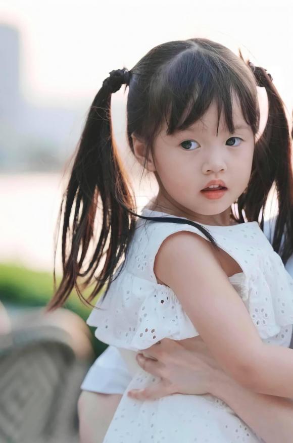 Con gái đầu lòng của Đặng Thu Thảo rất xinh xắn và sở hữu mái tóc dài đen mượt y hệt mẹ mình