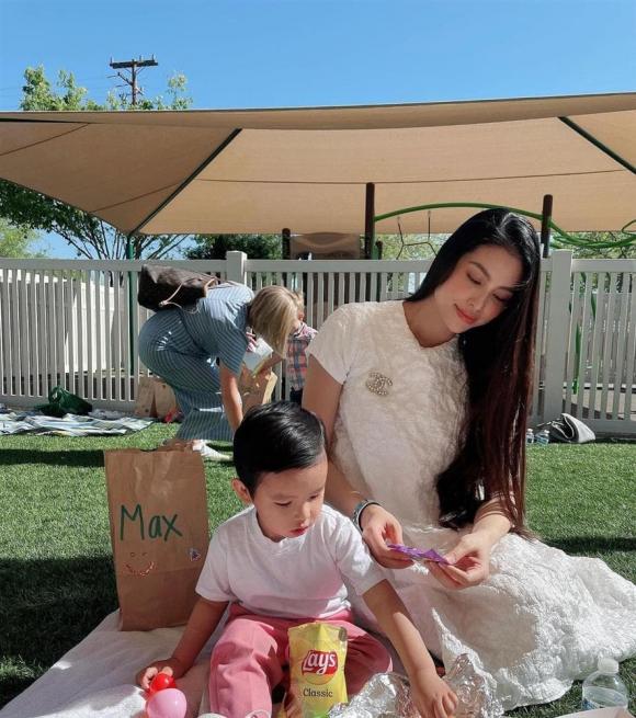Hiện tại, Hoa hậu Phạm Hương đang tận hưởng cuộc sống hạnh phúc bên hai con trai và ông xã đại gia tại Mỹ.