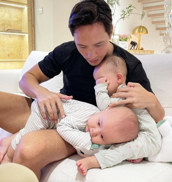 Lần đầu làm bố nhưng Kim Lý rất tình cảm và chăm sóc hai con rất chu đáo