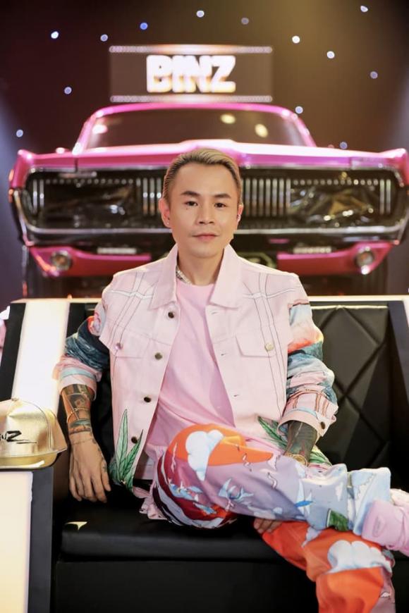 Giữa nghi vấn chia tay, Châu Bùi tạo dáng bên siêu xe màu hồng được cho là của Binz?