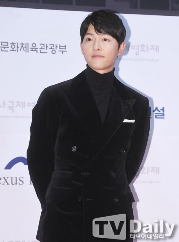 Song Joong Ki điển trai ngời ngời, Goo Hye Sun hút ánh nhìn với làn da trắng bật tông trên thảm đỏ LHP Quốc tế Chunsa