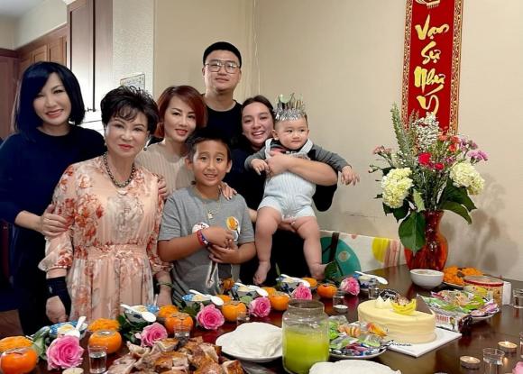 Bố Wendy hiếm hoi xuất hiện trong tiệc thôi nôi của cháu ngoại, con gái Phi Nhung tiết lộ nhóc tỳ ‘nối nghiệp với bà’