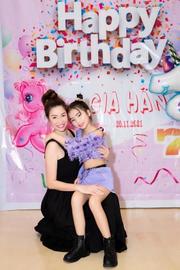 Con gái Hoa hậu Bùi Thị Hà, Ruby, giới trẻ