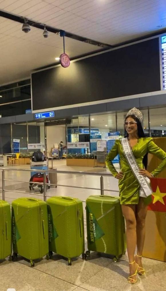 Kim Duyên có mặt tại sân bay lên đường dự thi Miss Universe 2021, Hoa hậu H’Hen Niê tặng món đồ đặc biệt cho ‘đàn em’
