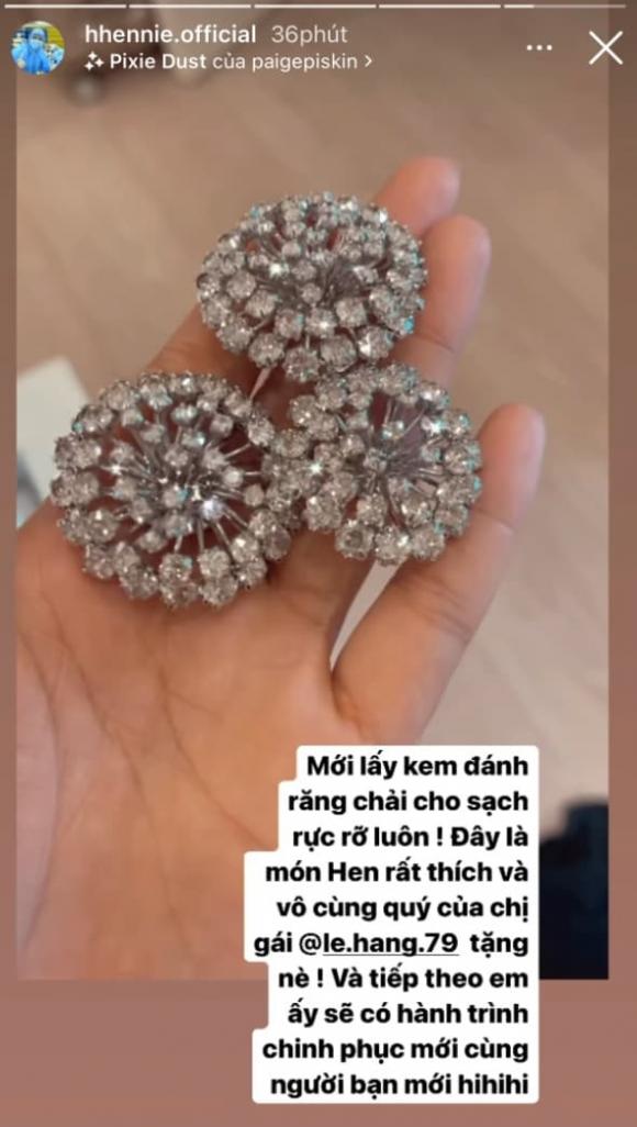 H’Hen Niê tặng Kim Duyên món đồ đặc biệt với câu chuyện ý nghĩa trước khi đàn em chinh chiến tại Miss Universe 2021