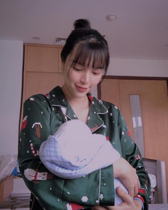 Khả Trang khoe ảnh sau 3 ngày sinh con. Nhan sắc của siêu mẫu khiến ai cũng phải trầm trồ.