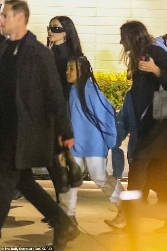 Kim được bắt gặp cùng con gái North rời khỏi địa điểm tổ chức show