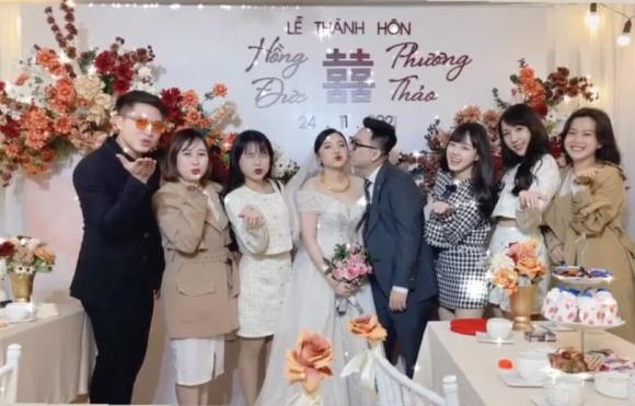 MC Phương Thảo cùng chồng chụp ảnh với bạn bè trong lễ thành hôn.