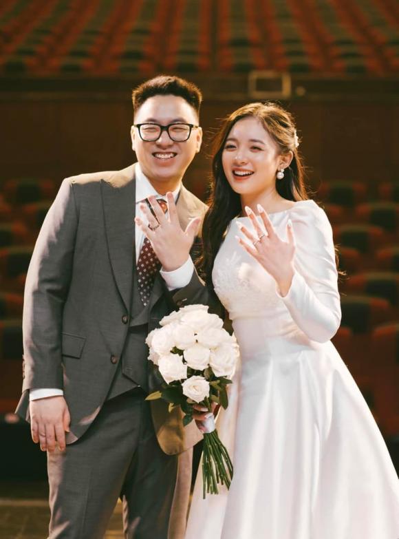 Trọn bộ ảnh cưới của vợ chồng Phương Thảo được chụp tại Nhà hát Tuổi Trẻ.