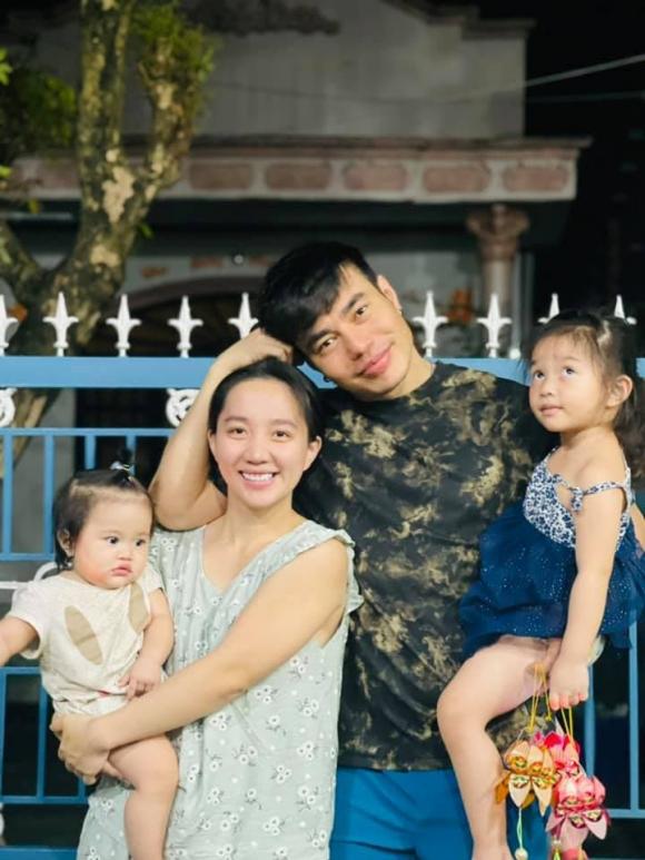 Lê Dương Bảo Lâm hạnh phúc bên vợ và hai cô con gái