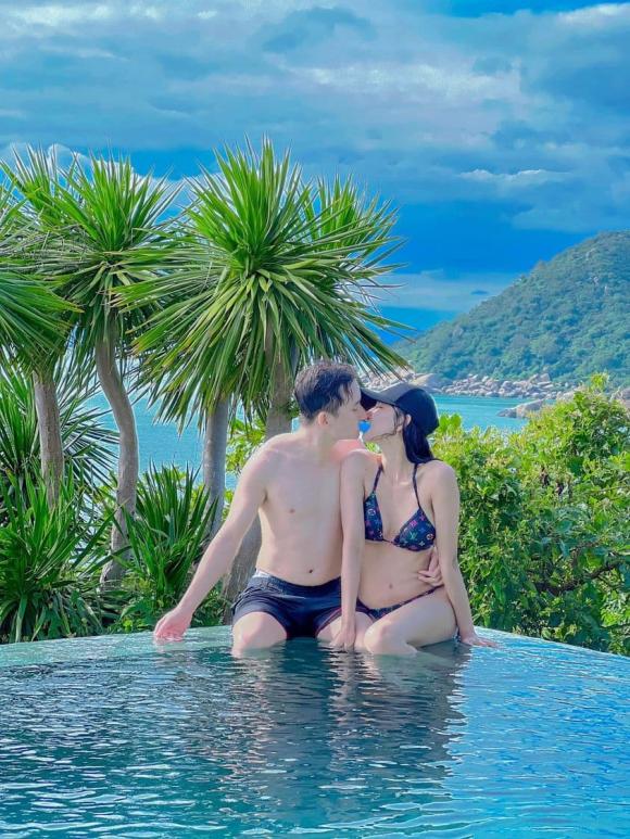 Bà xã kém tuổi của Phan Mạnh Quỳnh diện bikini, khoe ảnh lãng mạn bên chồng trong chuyến du lịch