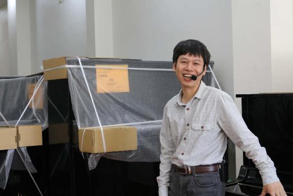Nhạc sĩ Vũ Duy Hiếu, học chơi piano